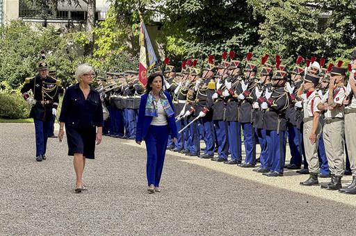 La ministra de Defensa, Margarita Robles, junto a la ministra de Defensa de la República Francesa, Catherine Vautrin, en París.