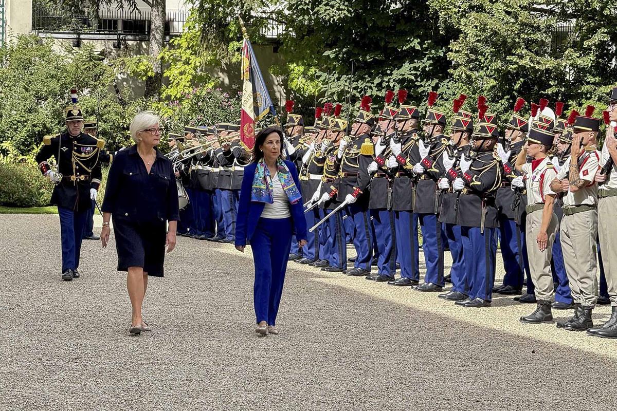La ministra de Defensa, Margarita Robles, junto a la ministra de Defensa de la República Francesa, Catherine Vautrin, en París.