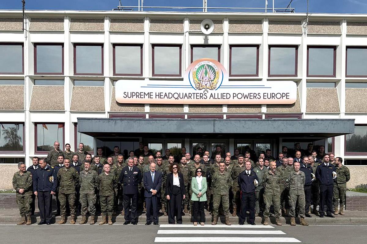 La ministra Robles, en su visita al Cuartel General Supremo de las Potencias Aliadas 