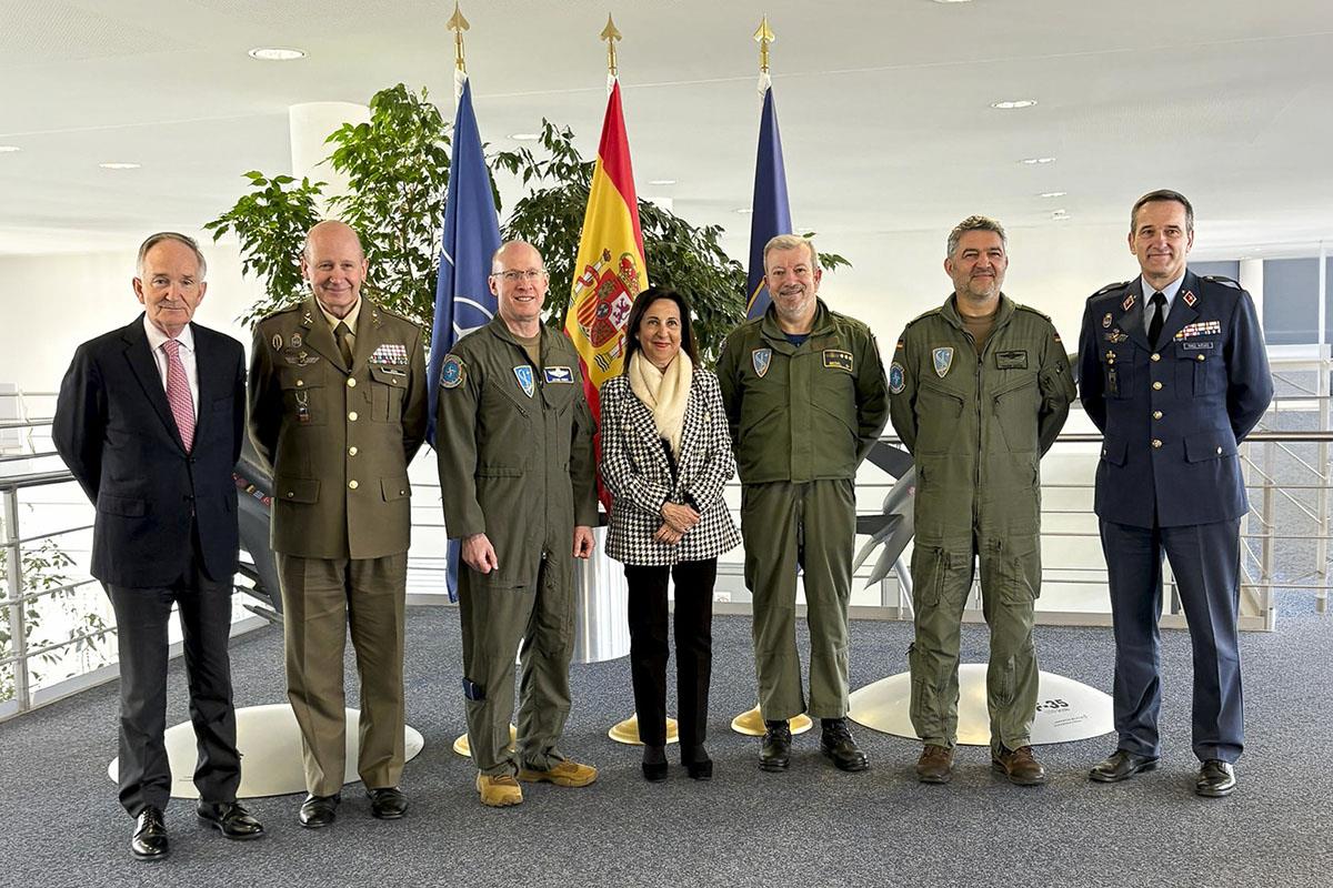 Margarita Robles en su visita a las tropas destinadas en el Cuartel General del Mando Aéreo Aliado de la OTAN