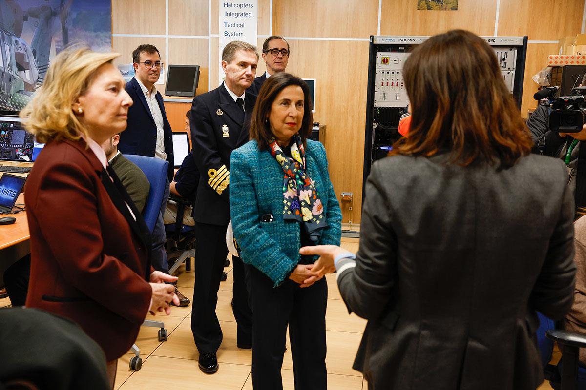 La ministra de Defensa, Margarita Robles, durante su visita a la sede de AIRBUS Helicopters España