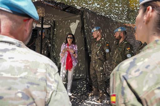 a ministra de Defensa, Margarita Robles, durante la visita a las tropas españolas en la Base Miguel de Cervantes, en Líbano