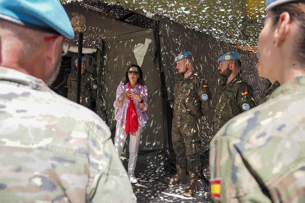 a ministra de Defensa, Margarita Robles, durante la visita a las tropas españolas en la Base Miguel de Cervantes, en Líbano