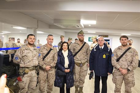 La ministra de Defensa, Margarita Robles, y el Jefe del Estado Mayor de la Defensa, Teodoro López, con los militares evacuados