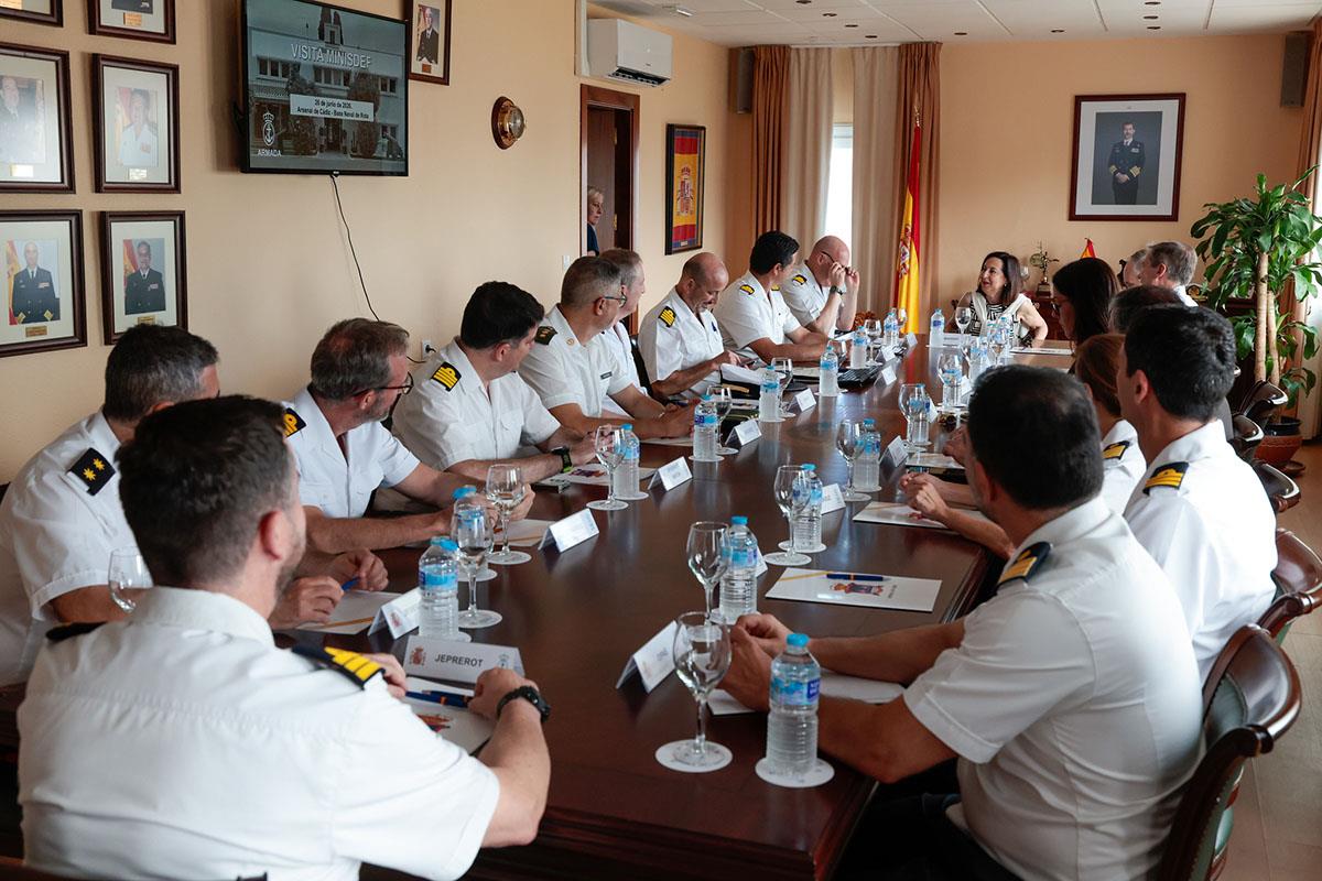 La ministra de Defensa, Margarita Robles, durante su visita a la Base Naval de Rota.