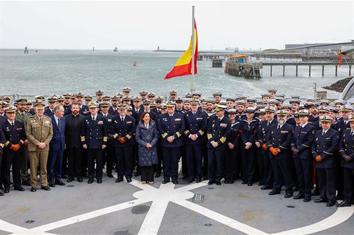 La ministra de Defensa, Margarita Robles, junto a las dotaciones de ambos barcos