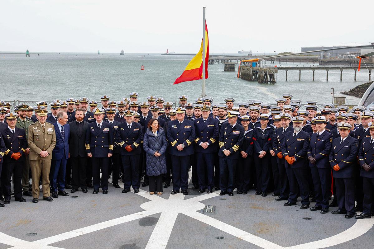 La ministra de Defensa, Margarita Robles, junto a las dotaciones de ambos barcos