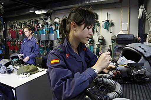 Mujeres militares durante su jornada laboral