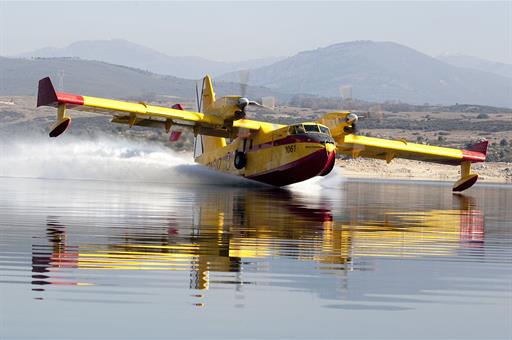 Un hidroavión carga agua