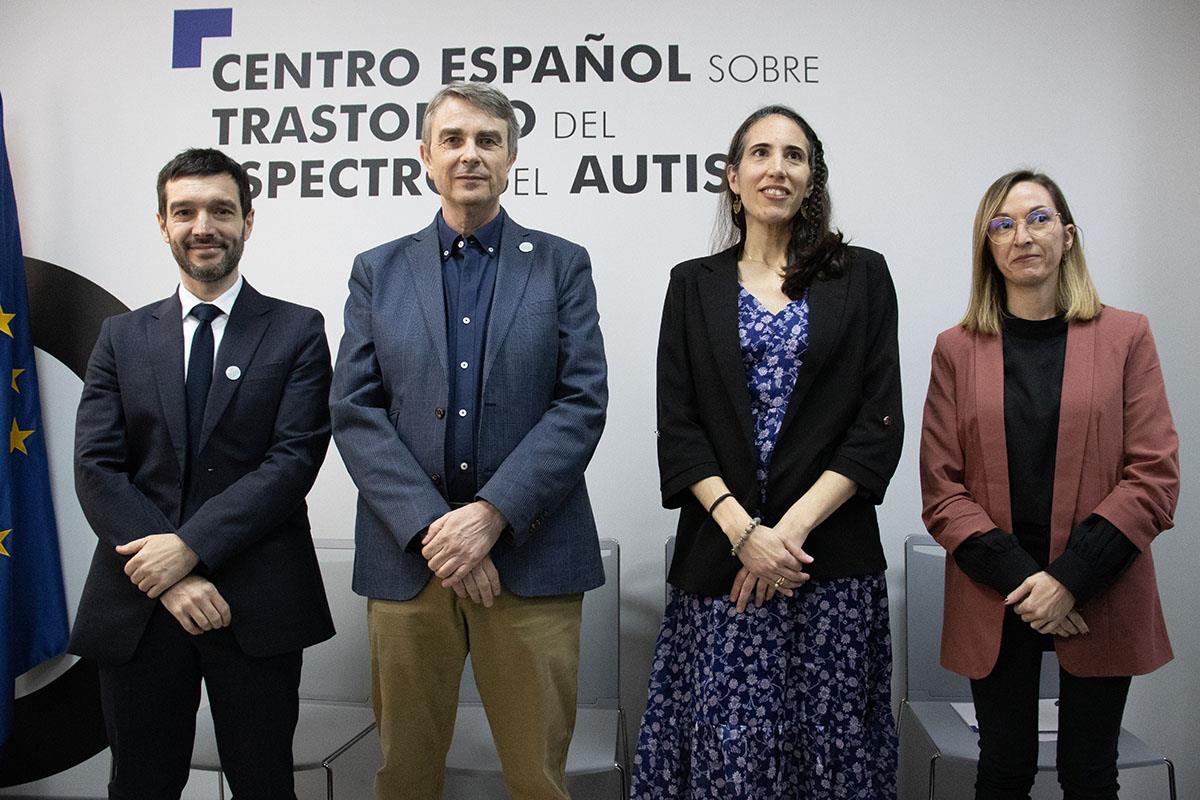 El ministro de Derechos Sociales, Consumo y Agenda 2030, Pablo Bustinduy, junto a otros asistentes a la presentación del plan