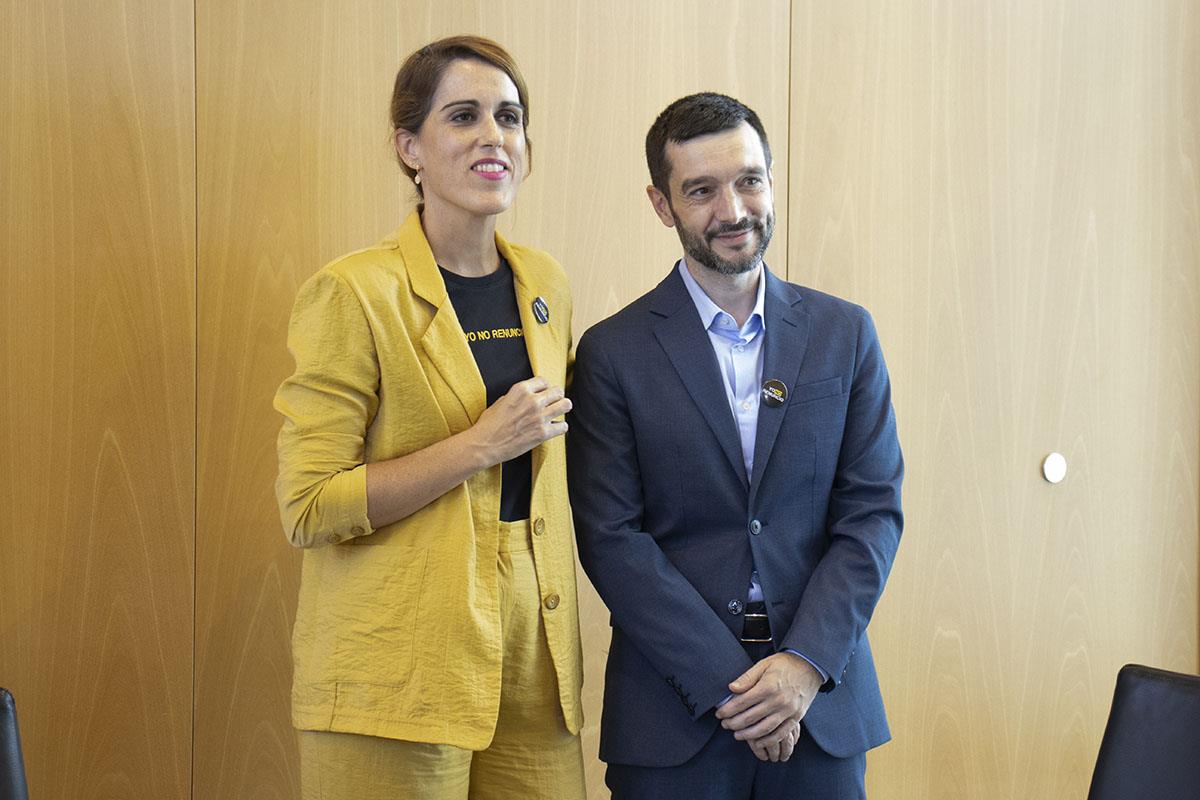 La fundadora del club Malasmadres, Laura Baena, y el ministro de Derechos Sociales, Consumo y Agenda 2030,  Pablo Bustinduy.