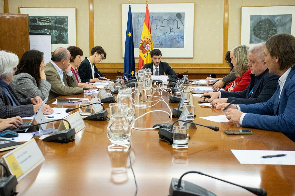 El ministro de Derechos Sociales, Consumo y Agenda 2030, Pablo Bustinduy, durante la reunión que ha mantenido con la Plataforma 