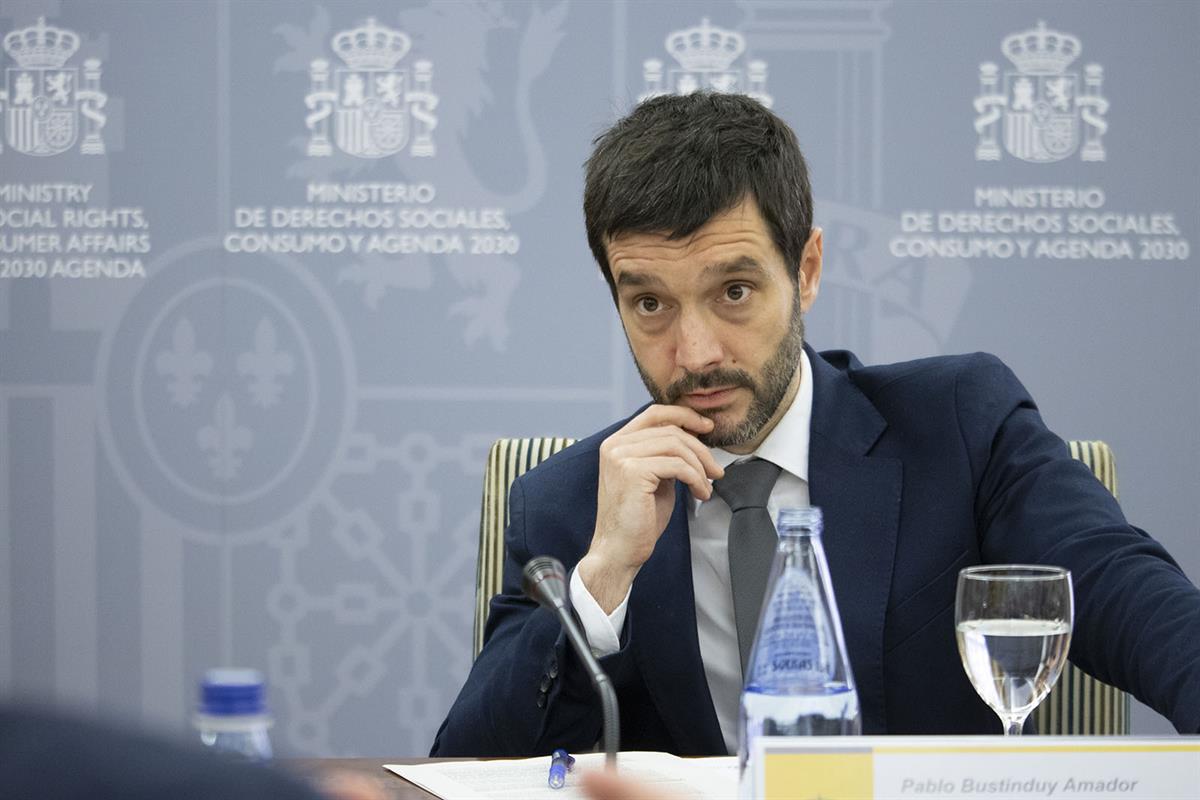 El ministro de Derechos Sociales, Consumo y Agenda 2030, Pablo Bustinduy durante una de sus reuniones 