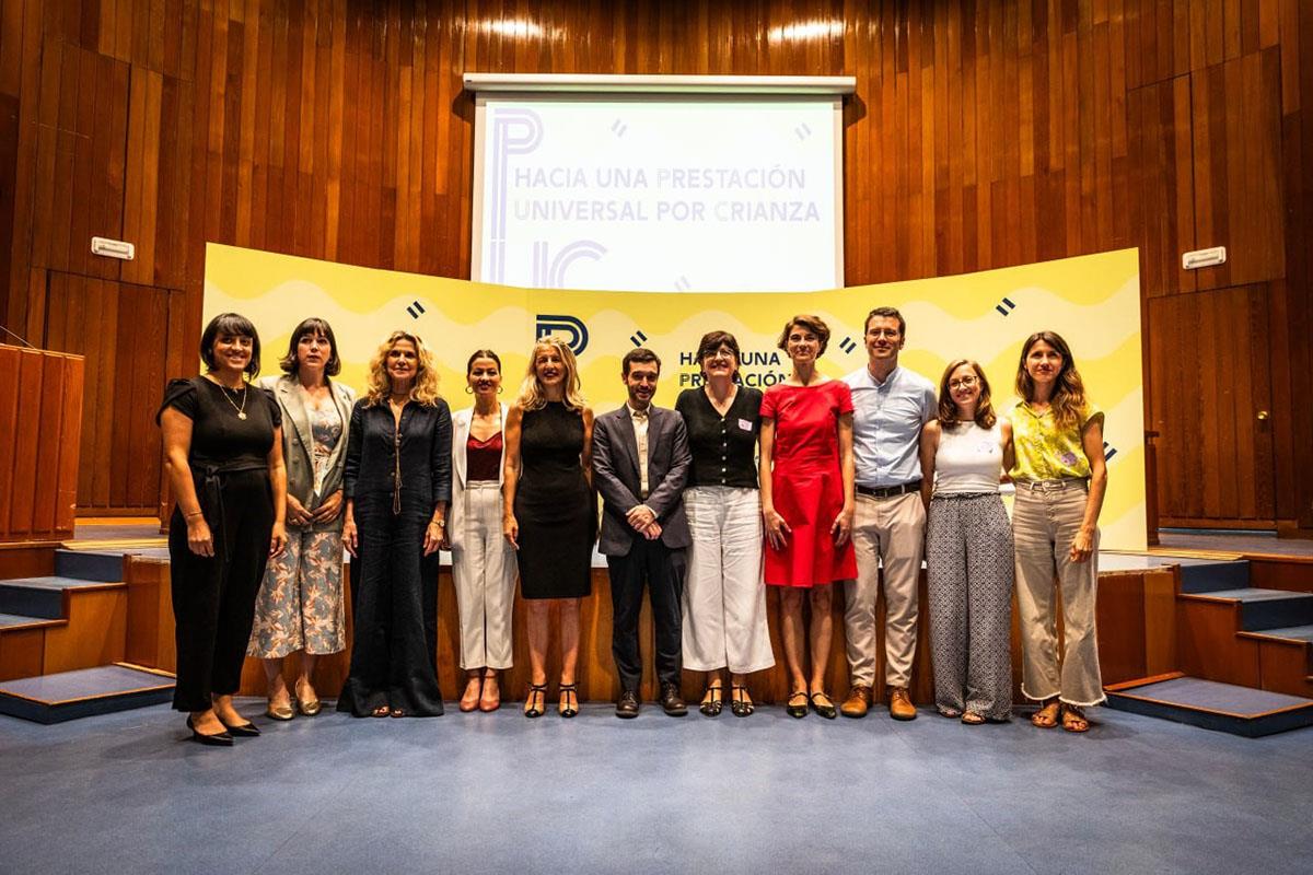Pablo Bustinduy, Yolanda Díaz y Sira Rego junto a otros asistentes al acto