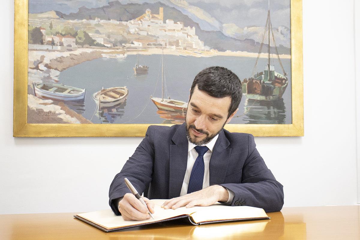 26/07/2024. Pisos turisticos. Pablo Bustinduy, ministro de Derechos Sociales, Consumo y Agenda 2030, durante sus visitas a Denia y Altea.