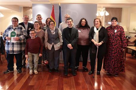 El ministro de Derechos Sociales, Consumo y Agenda 2030 junto a los representantes de la asociación Plena Inclusión España.