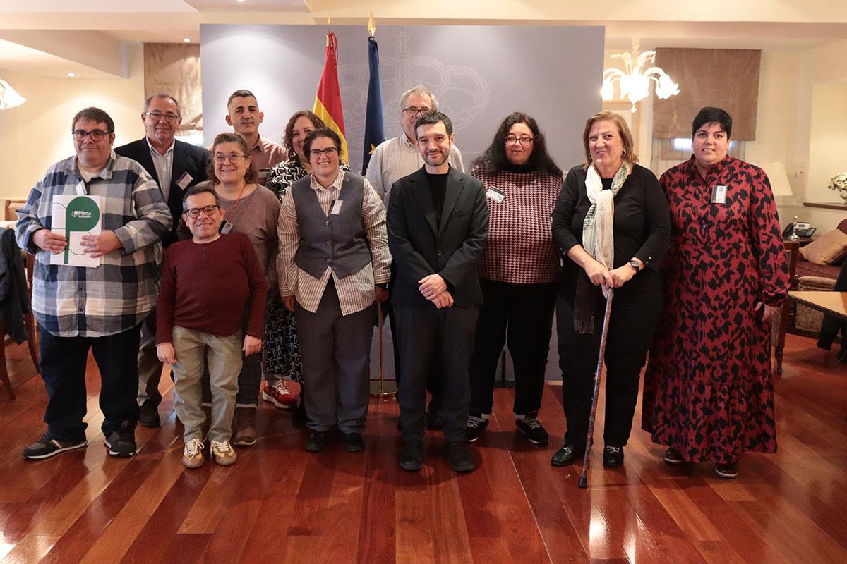 El ministro de Derechos Sociales, Consumo y Agenda 2030 junto a los representantes de la asociación Plena Inclusión España.