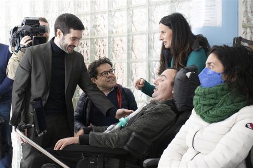 El ministro de Derechos Sociales, Consumo y Agenda 2030, Pablo Bustinduy, conversa con un grupo de pacientes con ELA
