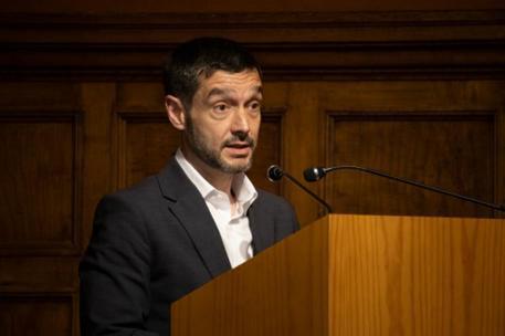El ministro Pablo Bustinduy, en la presentación del estudio en la Universidad de Barcelona
