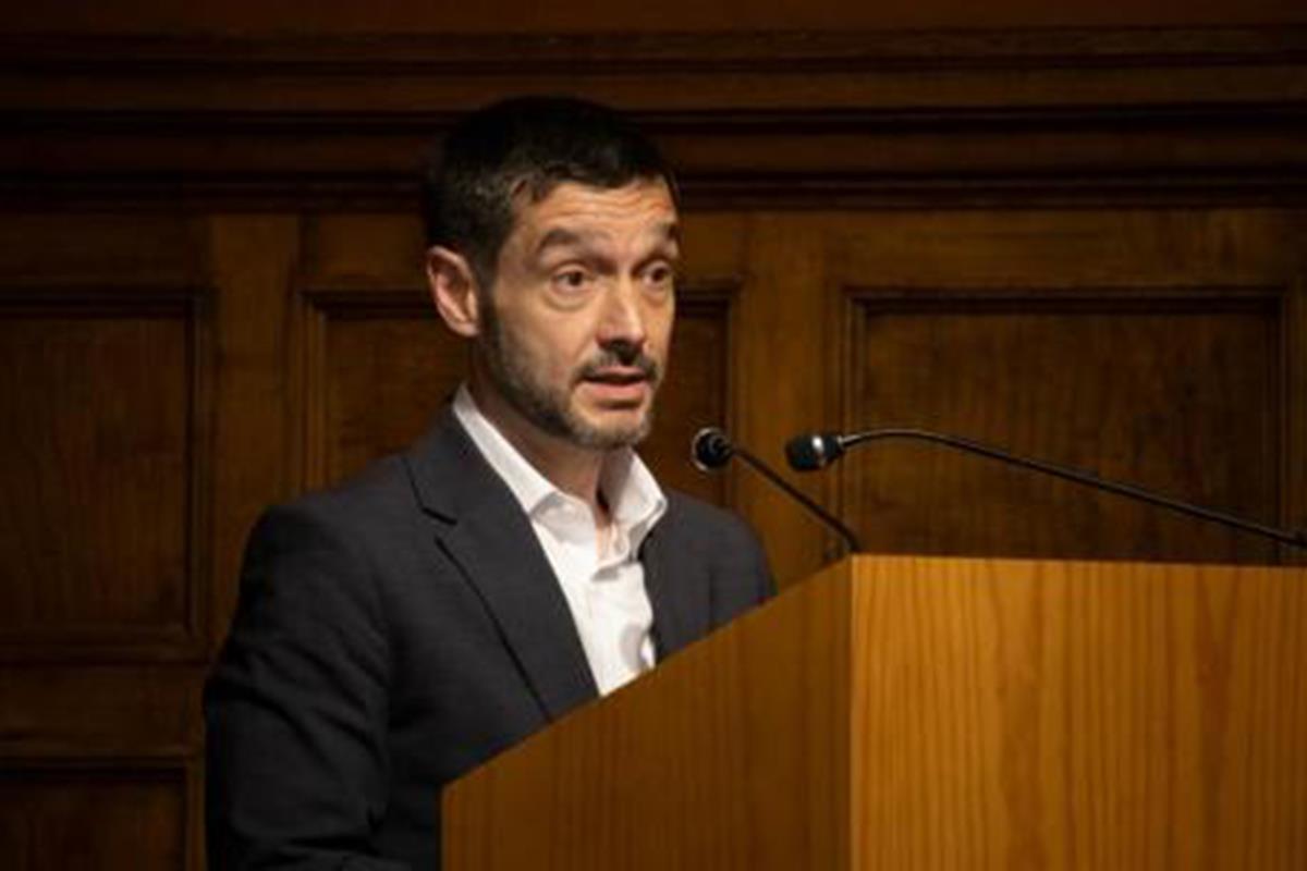 El ministro Pablo Bustinduy, en la presentación del estudio en la Universidad de Barcelona