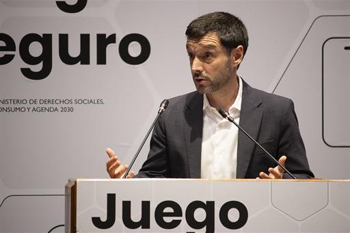 El ministro Pablo Bustinduy participa en un acto.