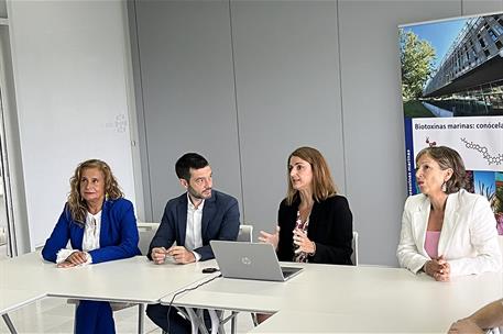 El ministro de Derechos Sociales, Consumo y Agenda 2030, Pablo Bustinduy, durante su visita al Laboratorio de Biotoxinas Marinas