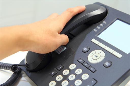 Un ciudadano cuelga el teléfono tras recibir una llamada no deseada
