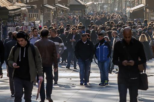 Gente caminando por una calle