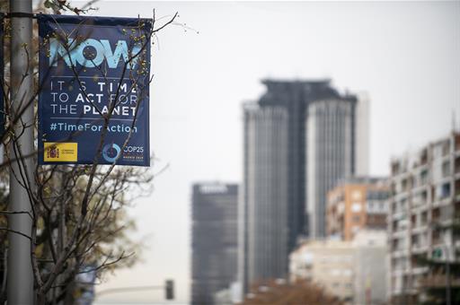 Cartel de la COP25 en una calle de Madrid