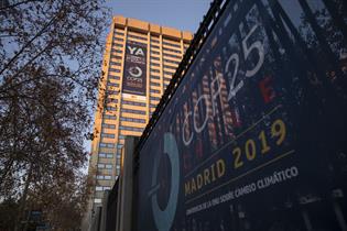 Complejo ministerial de Cuzco (Madrid), con cartelería en apoyo a la COP25, incluido en el eje Castellana Verde