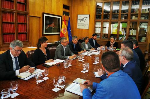 El secretario de Estado de Medio Ambiente, Hugo Morán, presidiendo la reunión del Mar Menor