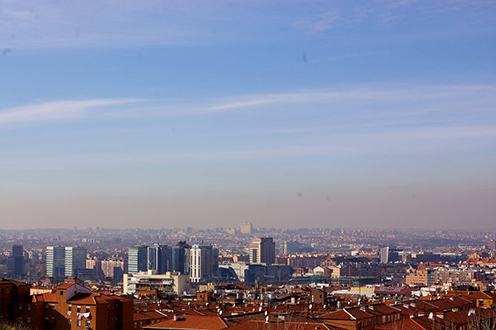 Nube de contaminación sobre ciudad