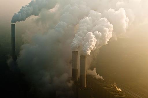 11/04/2019. Fábrica emanando contaminación a través del aire. Fábrica emanando contaminación a través del aire