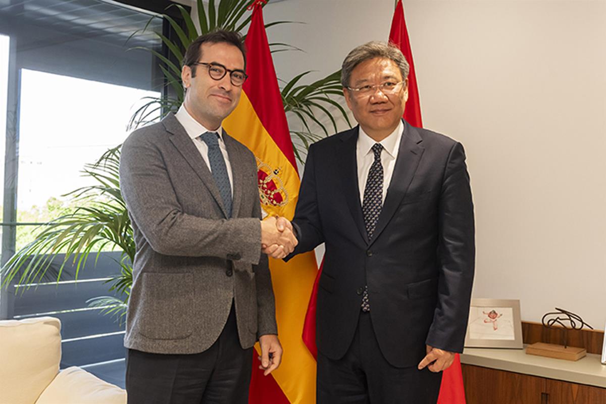 El ministro de Economía, Comercio y Empresa, Carlos Cuerpo, junto al ministro chino de Comercio, Wang Wentao.