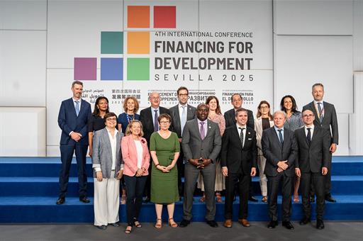 Foto de familia de la presentación del Centro Global para Canjes de Deuda.