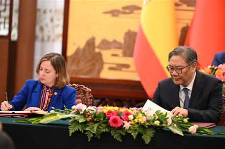 Los representantes económicos de España y China durante la firma de los acuerdos.