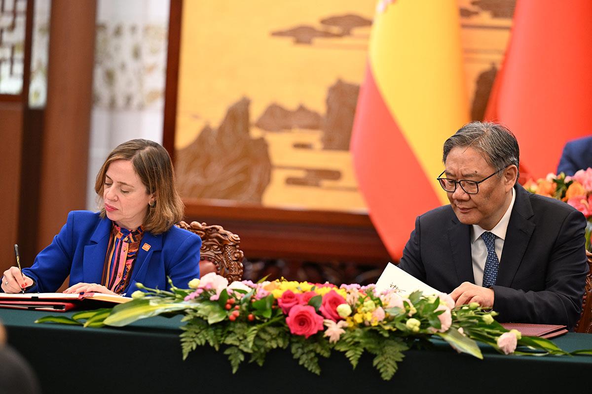 Los representantes económicos de España y China durante la firma de los acuerdos.