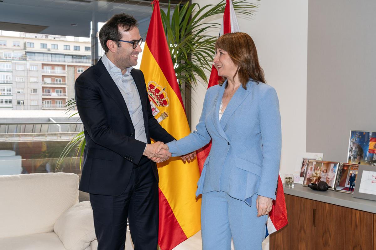 El ministro de Economía, Comercio y Empresa, Carlos Cuerpo, y la ministra de Economía y Hacienda del Reino Unido, Rachel Reeves
