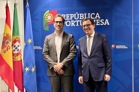 El vicepresidente Carlos Cuerpo y el ministro de Economía de Portugal, Manuel Castro Almeida, en Lisboa