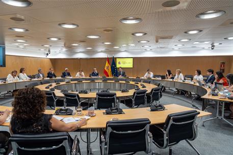 El vicepresidente primero y ministro de Economía, Comercio y Empresa, Carlos Cuerpo, junto a los participantes en el foro