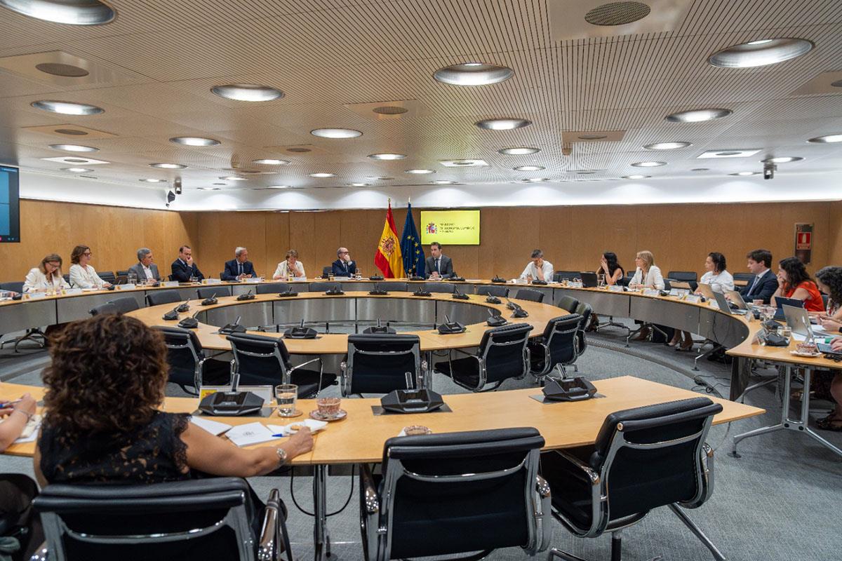 El vicepresidente primero y ministro de Economía, Comercio y Empresa, Carlos Cuerpo, junto a los participantes en el foro