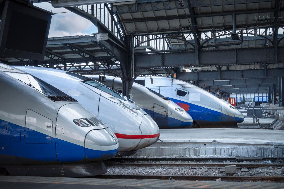 Trenes modernos en estación ferroviaria