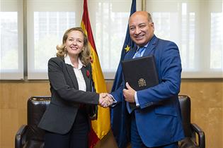 La ministra Nadia Calviño y el presidente del BERD, Suma Chakrabarti, se saludan tras la firma del acuerdo