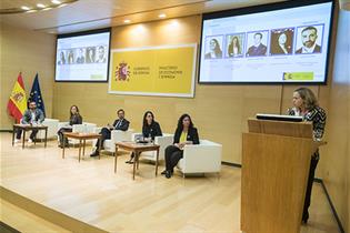 La ministra Nadia Calviño y los participantes en la mesa redonda