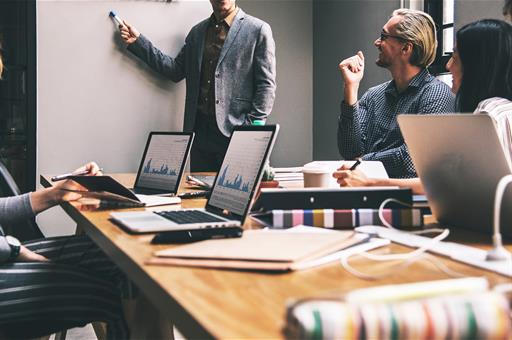 11/04/2019. Un grupo de personas trabajando en una oficina. Un grupo de personas trabajando en una oficina