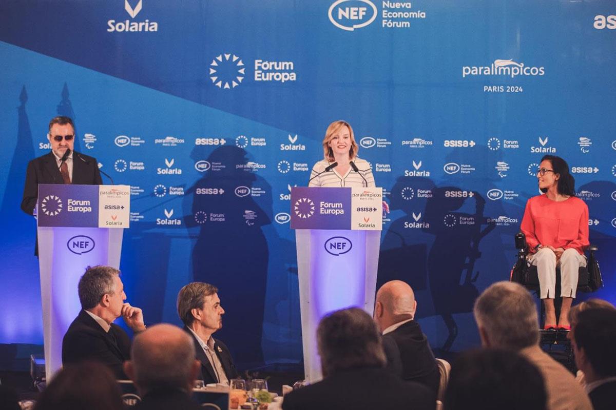 La ministra de Educación, Formación Profesional y Deportes, Pilar Alegría, durante el coloquio.