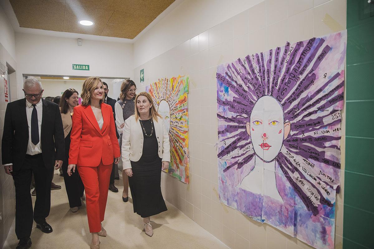 La ministra de Educación, Formación Profesional y Deportes, Pilar Alegría, durante su visita al CEIP Encarna León de Melilla.