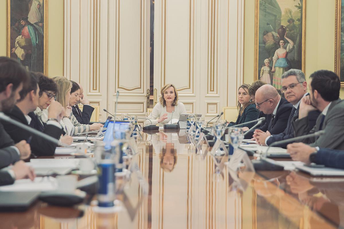 La ministra Pilar Alegría preside la reunión de trabajo con los representantes de las comunidades autónomas