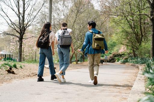 Estudiantes camino a clase