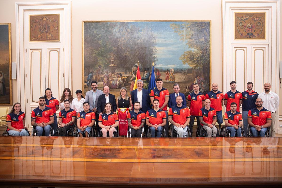 La ministra de Educación, Formación Profesional y Deportes, Milagros Tolón, y las selecciones de baloncesto en silla de ruedas